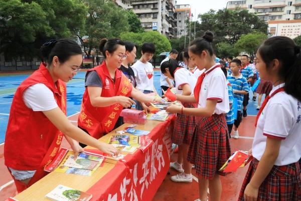 市旅游公共服务管理处深入象山区开展“周五党日+”暨“双报到、双服务”活动，推动旅游咨询进社区和校园