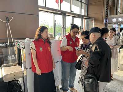 荔波县文旅局2025年“五一”假期开展旅游咨询志愿服务活动